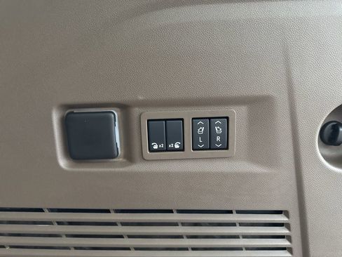 Used 2025 GMC Yukon Denali w/ Sun & Power Step Package image 34