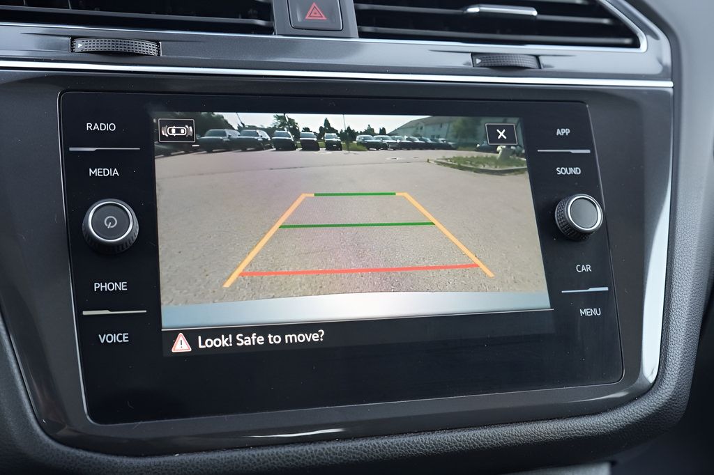 Used 2023 Volkswagen Tiguan SE w/ Panoramic Sunroof Package FWD image 38