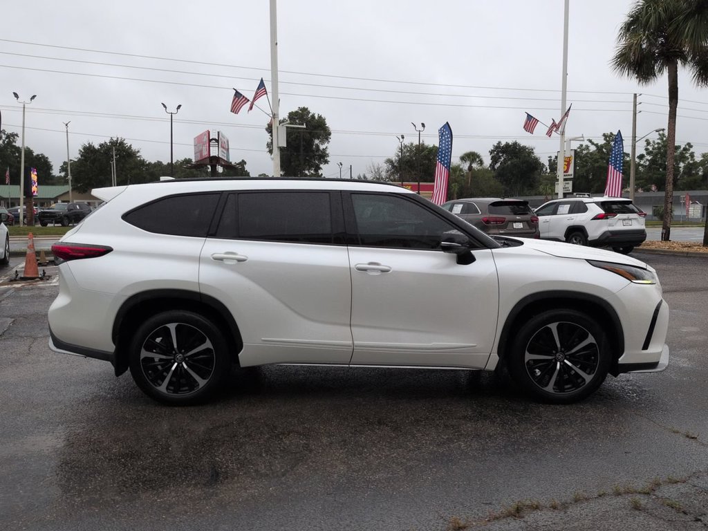 Used 2021 Toyota Highlander XSE FWD image 3