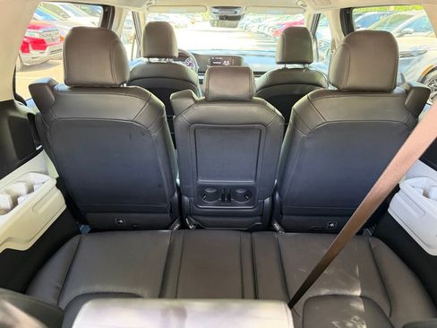 Used 2024 Kia Carnival LX image 8