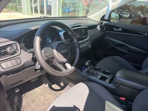 Used 2016 Kia Sorento LX image 4