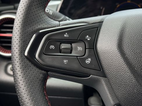 Used 2025 Chevrolet Trax RS FWD image 16
