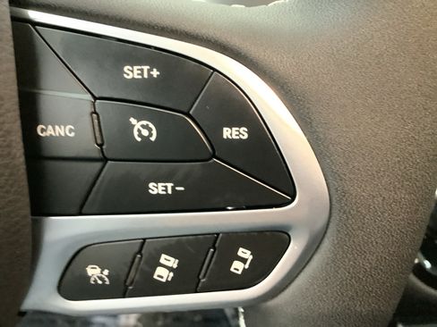 New 2026 Chrysler Pacifica Select FWD image 16