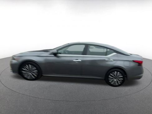 Used 2025 Nissan Altima 2.5 SV image 9