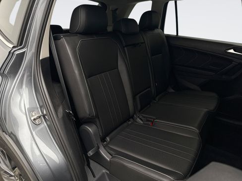 Used 2024 Volkswagen Tiguan SE image 17