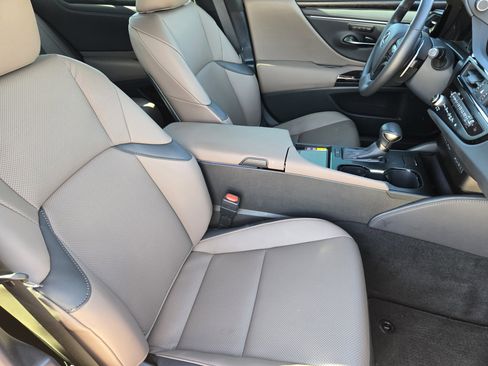 Certified 2025 Lexus ES 350 w/ Premium Package image 22