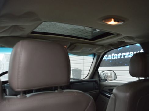 Used 2005 Chevrolet Avalanche Z71 w/ Sun And Sound Package image 16