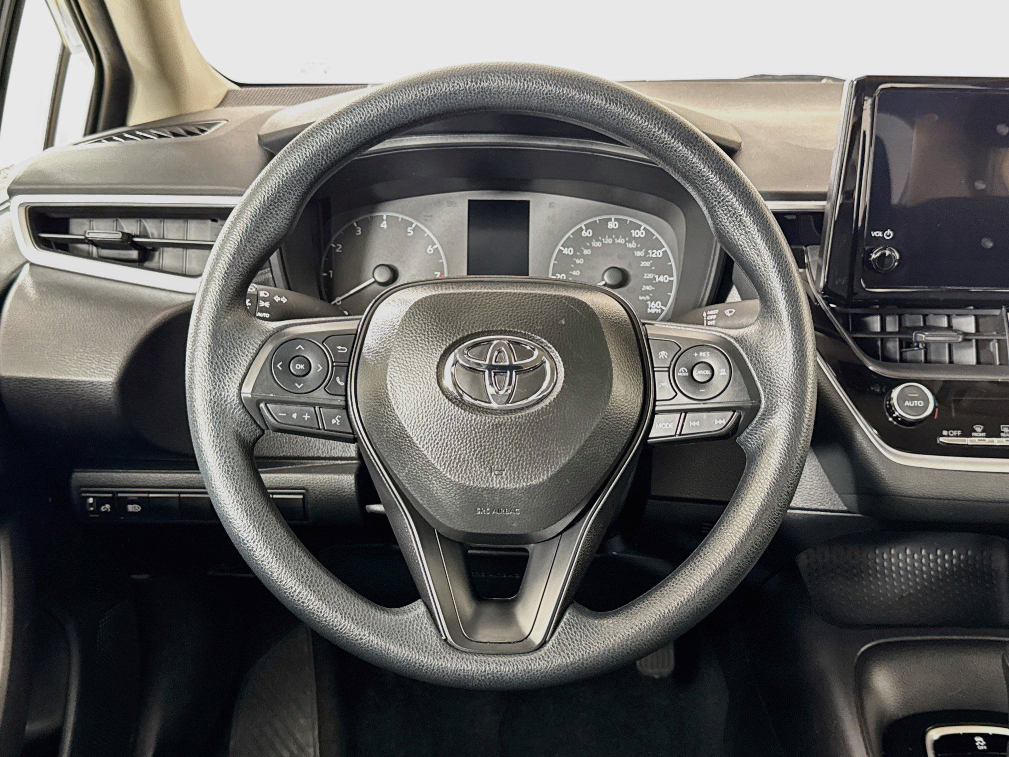 Used 2025 Toyota Corolla LE FWD image 4