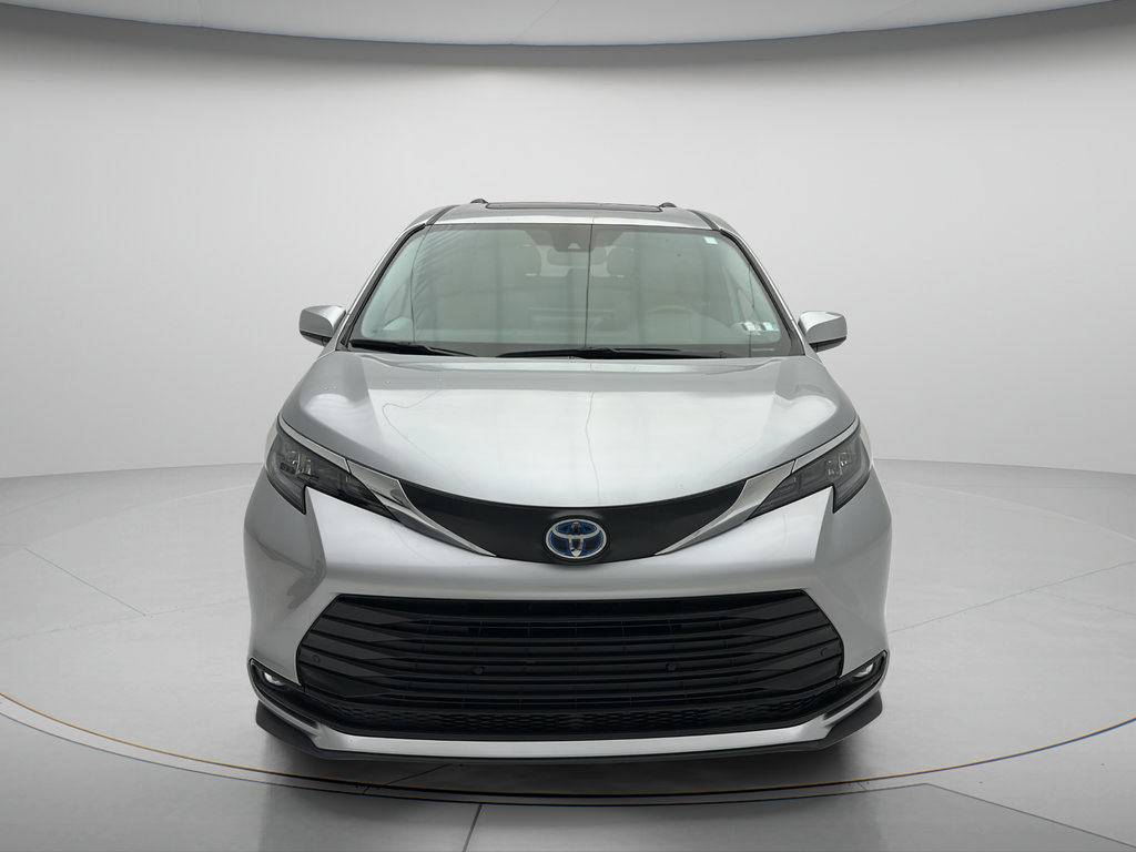 Used 2025 Toyota Sienna XLE FWD image 2