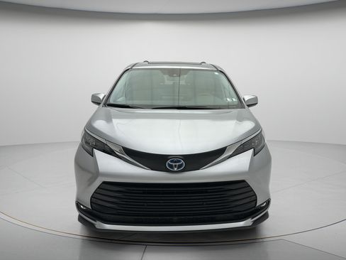 Used 2025 Toyota Sienna XLE FWD image 2