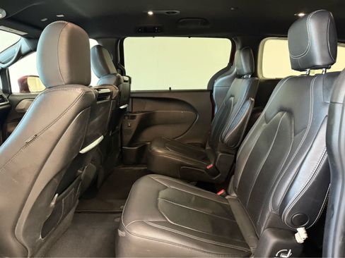 Used 2021 Chrysler Pacifica Touring-L w/ Uconnect Theater Family Group AWD/4WD image 10