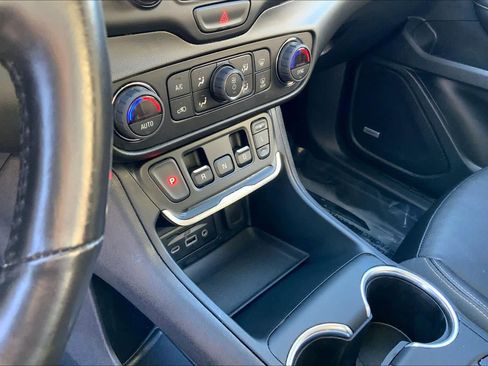 Used 2021 GMC Terrain SLT w/ Infotainment Package II image 17