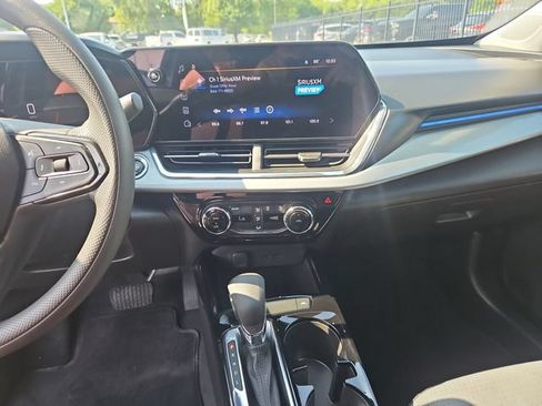 Used 2025 Chevrolet Trax LT FWD image 17