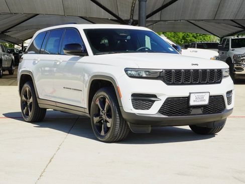 Used 2023 Jeep Grand Cherokee Altitude image 6