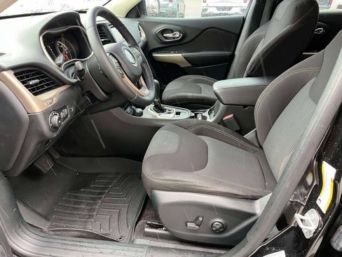 Used 2017 Jeep Cherokee Latitude w/ Comfort/Convenience Group AWD/4WD image 26