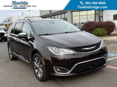 Used 2017 Chrysler Pacifica Limited w/ Advanced Safetytec Group