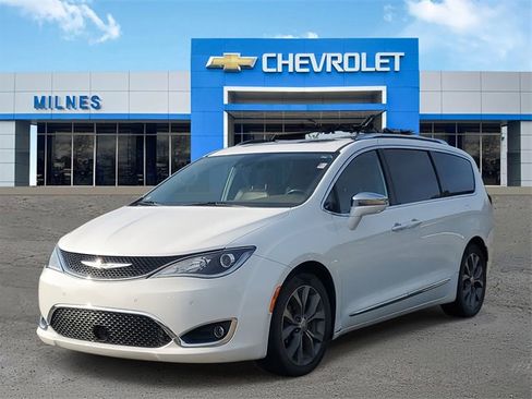 Used 2019 Chrysler Pacifica Limited w/ Tire & Wheel Group image 3