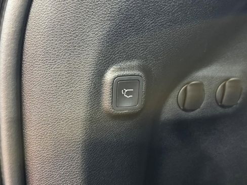 Used 2019 Jeep Cherokee Limited image 12