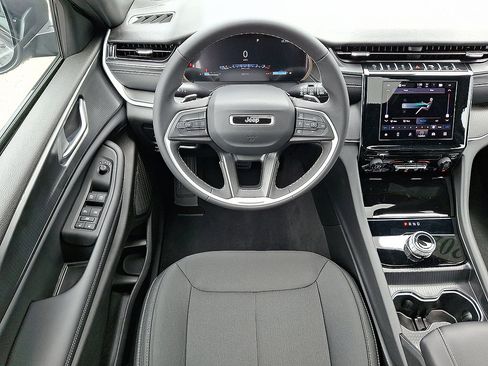 Used 2025 Jeep Grand Cherokee L Laredo AWD/4WD image 12