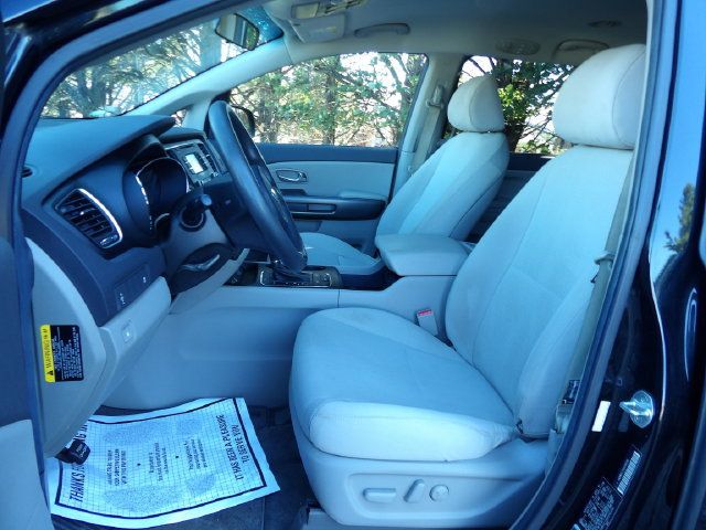 Used 2016 Kia Sedona LX w/ Option Group 020 FWD image 17