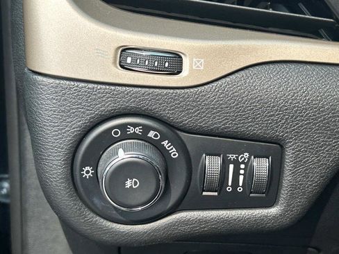 Used 2016 Jeep Cherokee Latitude image 18