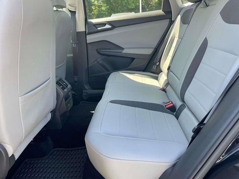 Certified 2022 Volkswagen Taos SE FWD image 9