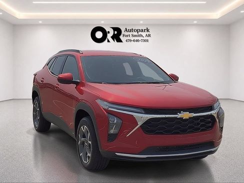 Used 2025 Chevrolet Trax LT FWD image 1