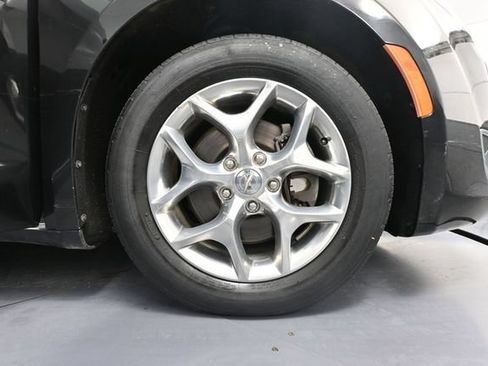 Used 2018 Chrysler Pacifica Limited FWD image 16