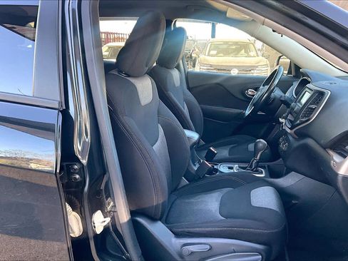 Used 2015 Jeep Cherokee Sport image 8