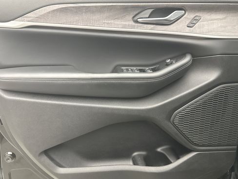 Used 2023 Jeep Grand Cherokee Limited w/ Black Appearance Package image 9