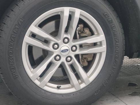 Used 2023 Ford Explorer XLT w/ Equipment Group 202A AWD/4WD image 31