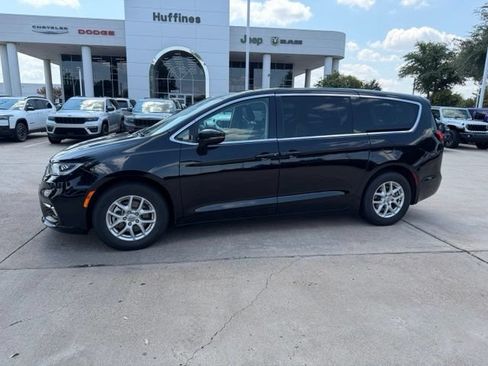Used 2024 Chrysler Pacifica Touring-L FWD image 4