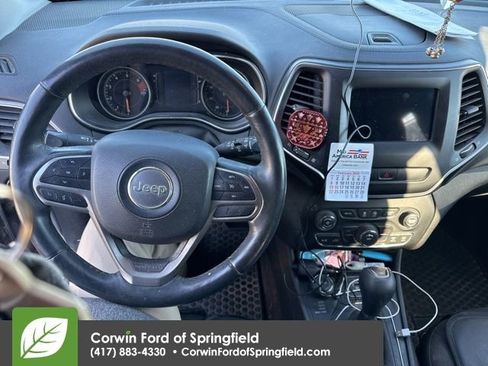 Used 2019 Jeep Cherokee Latitude w/ Cold Weather Group image 18