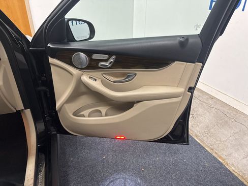 Used 2018 Mercedes-Benz GLC 300 4MATIC w/ Multimedia Package image 17