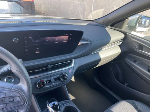 Used 2025 Buick Envista Preferred image 18