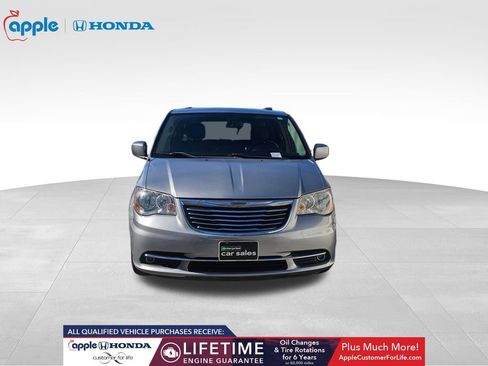 Used 2016 Chrysler Town & Country Touring image 2