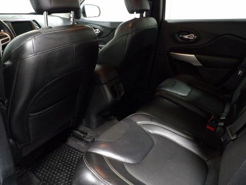 Used 2018 Jeep Cherokee Latitude Plus w/ Cold Weather Group AWD/4WD image 10