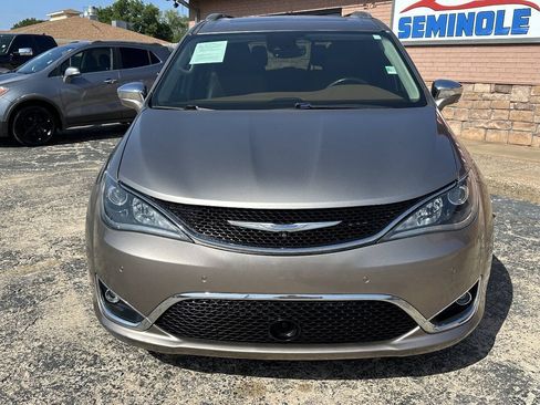 Used 2017 Chrysler Pacifica Limited FWD image 2