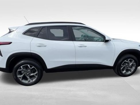 Used 2024 Chevrolet Trax LT w/ Sunroof Package FWD image 9