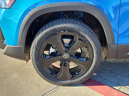 New 2025 Volkswagen Taos SE image 6