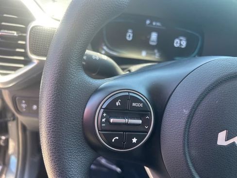 Used 2025 Kia Soul LX w/ LX Technology Package FWD image 17