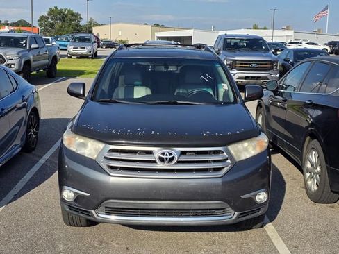 Used 2012 Toyota Highlander SE w/ Tow Pkg FWD image 2