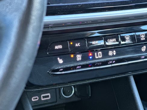 Used 2022 Chevrolet Bolt EUV LT w/ Comfort Package image 30