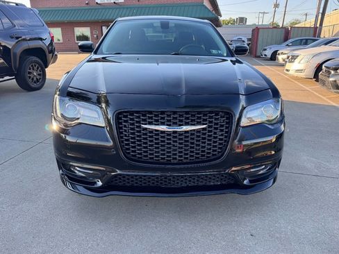 Used 2018 Chrysler 300 Touring w/ Touring-L Group AWD/4WD image 2