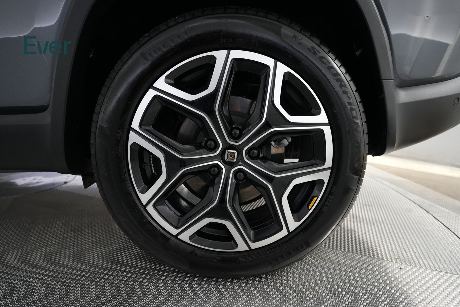 Used 2025 Rivian R1S Adventure Dual AWD/4WD image 9