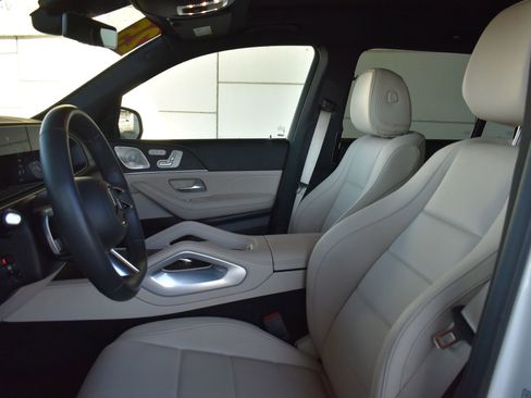 Used 2025 Mercedes-Benz GLS 450 4MATIC image 16
