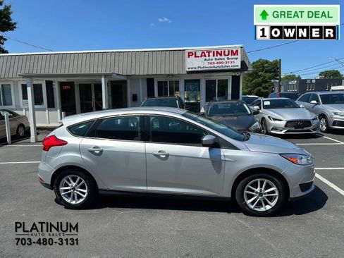 Used 2018 Ford Focus SE FWD image 2