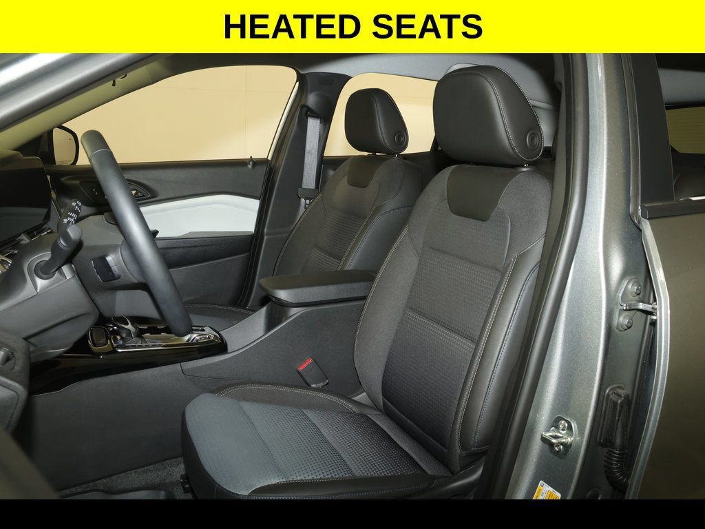 Used 2025 Chevrolet Trax LT w/ Driver Confidence Package FWD image 3