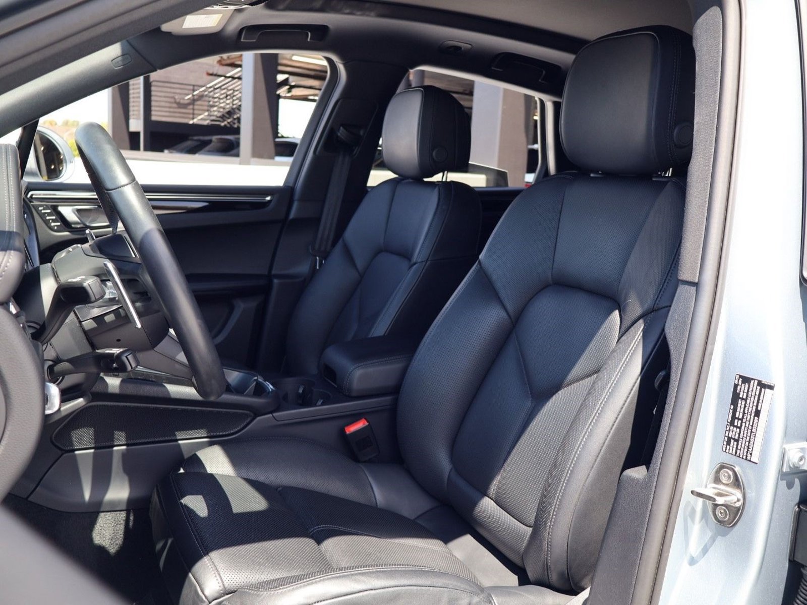 Certified 2026 Porsche Macan AWD/4WD image 5