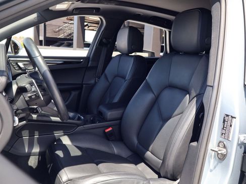 Certified 2026 Porsche Macan AWD/4WD image 5